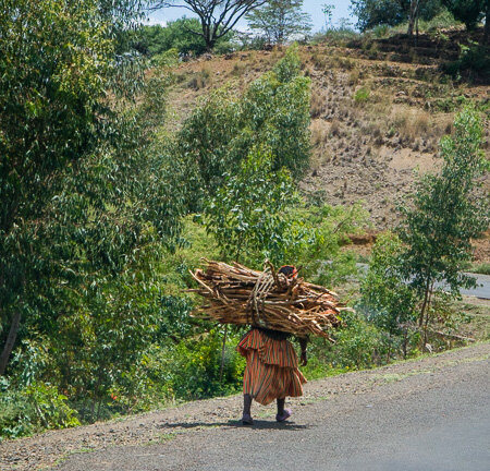 Hamar woman carrying