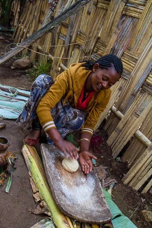 Dorze woman kneading fermented banana pulp
