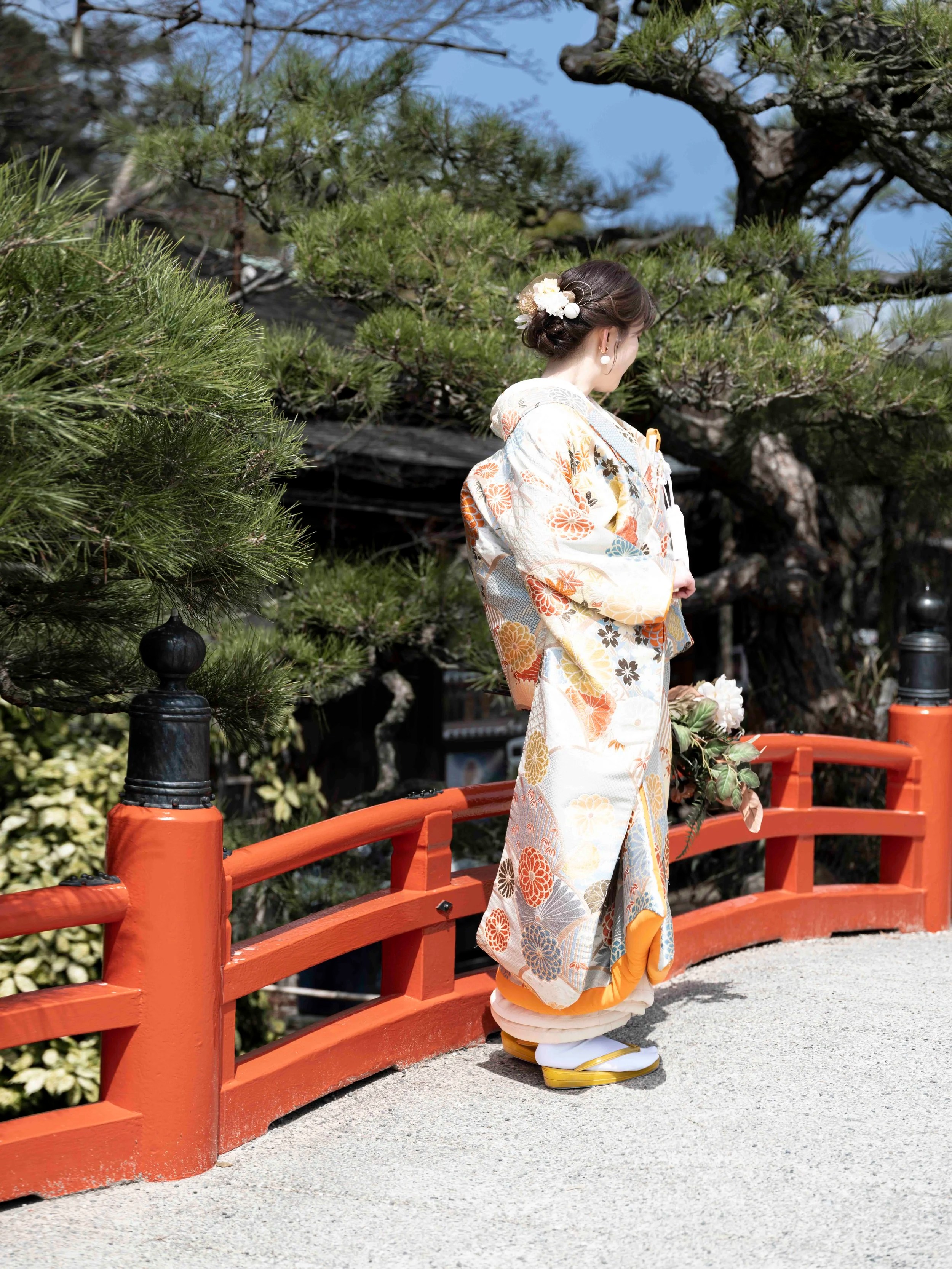  Japanese bride posing for wedding photograph in park 